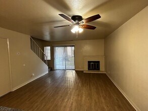Country Hollow Apartments in Stockton, CA - Foto de edificio - Interior Photo