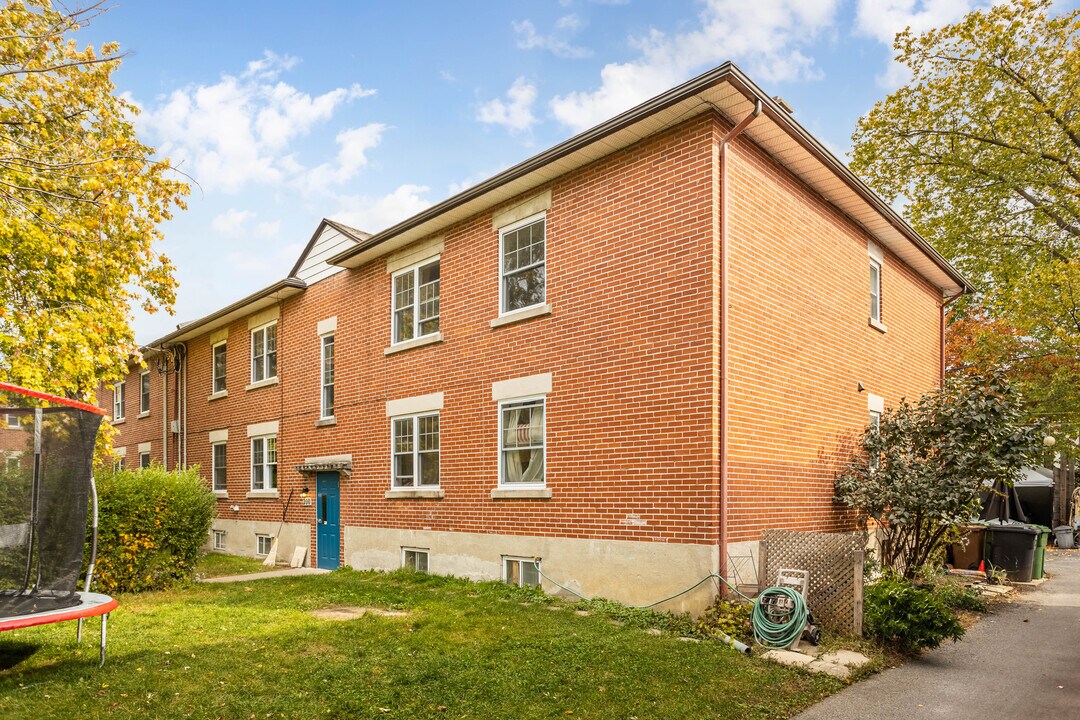 200 45E Av in Montréal, QC - Building Photo