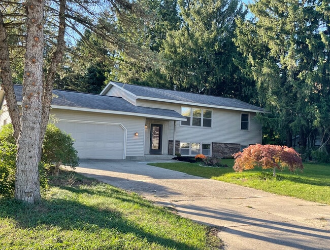 3885 140th Ave in Holland, MI - Building Photo - Building Photo