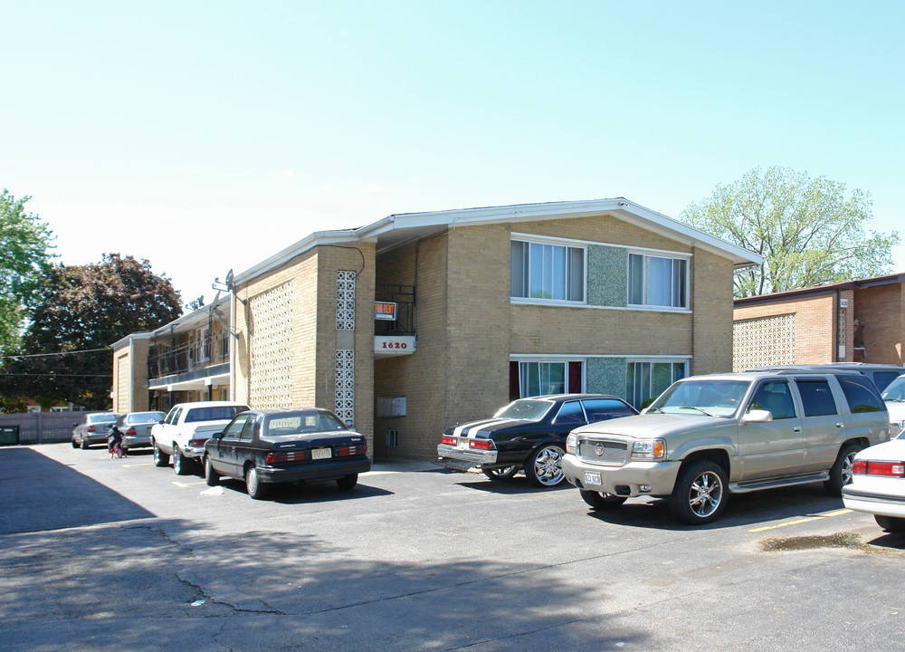 1620 N 1st Ave in Melrose Park, IL - Building Photo