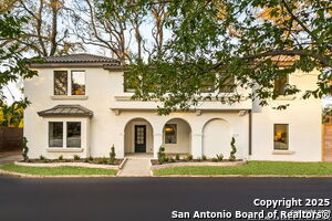 417 E Hildebrand Ave in San Antonio, TX - Building Photo