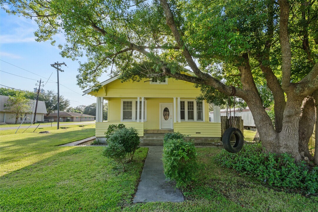 5326 Main St in Santa Fe, TX - Building Photo