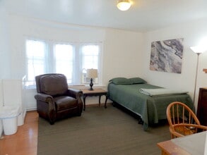 34 Capen St, Unit 2 in Medford, MA - Building Photo - Building Photo