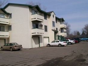 Belland Woods in Vadnais Heights, MN - Building Photo - Building Photo