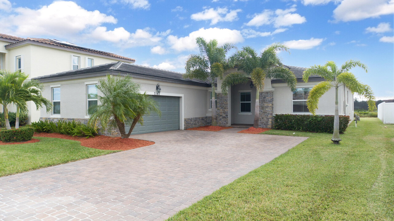 7182 NW Farnsworth Cir in Port St. Lucie, FL - Building Photo