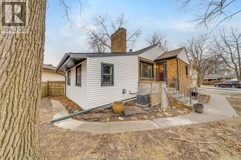 1114 Edward Ave in Windsor, ON - Building Photo