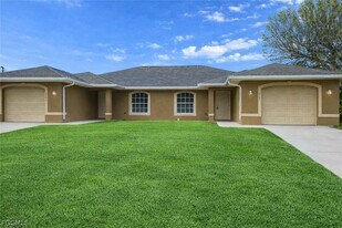 2147 Fairway Dr in Lehigh Acres, FL - Building Photo