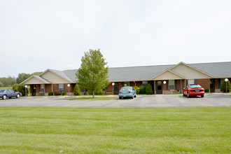 Pilgrim Place in Yorktown, IN - Foto de edificio - Building Photo