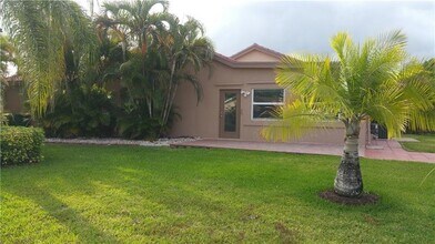 7125 NW 107th Ave in Tamarac, FL - Building Photo - Building Photo