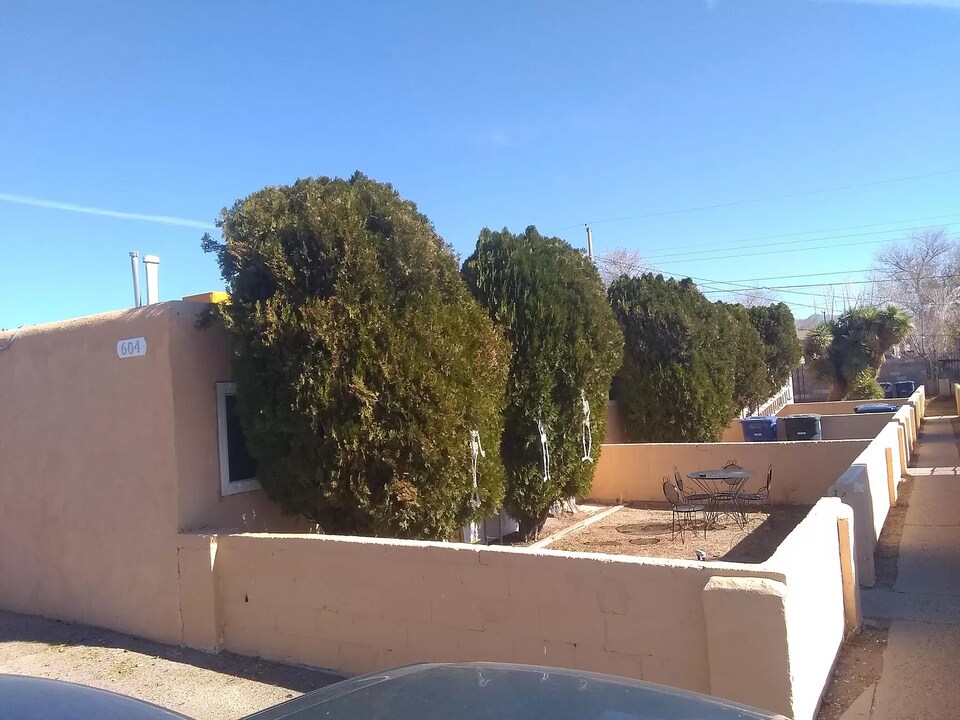 604 Alcazar St SE, Unit C in Albuquerque, NM - Foto de edificio