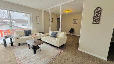 2363 Cove Dr in Hanover Park, IL - Building Photo - Building Photo