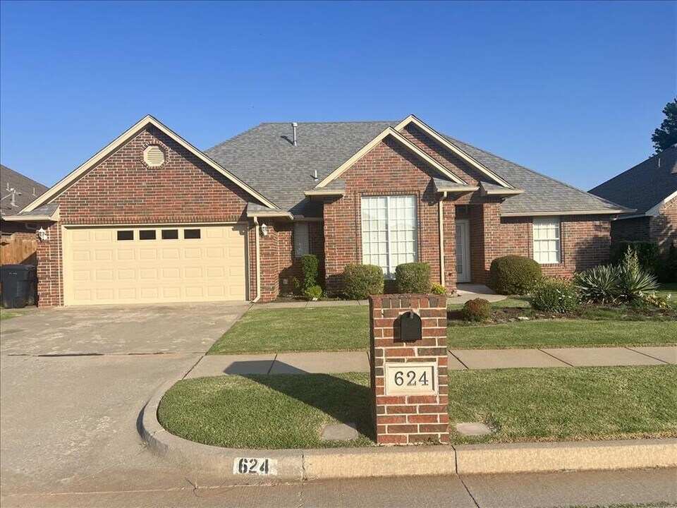 624 Vickery Ave in Yukon, OK - Foto de edificio