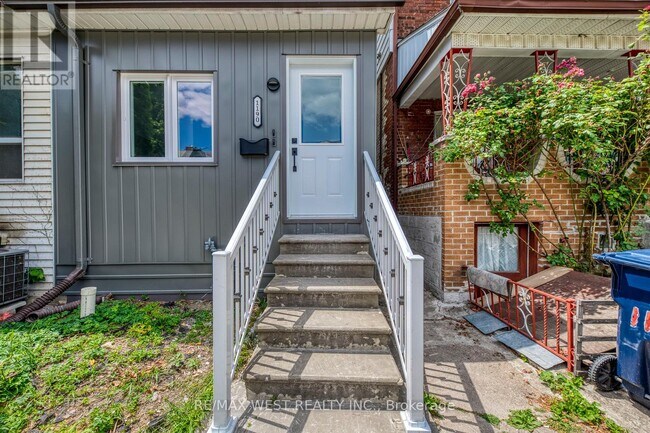 1190 Ossington Ave in Toronto, ON - Building Photo - Building Photo