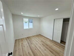 922 E Lanzit Ave in Los Angeles, CA - Foto de edificio - Building Photo