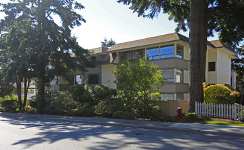 Cypress Manor in White Rock, BC - Building Photo - Building Photo