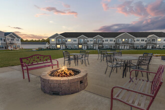 Rock Pointe Village in Lannon, WI - Foto de edificio - Building Photo