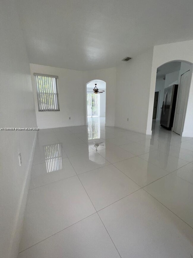 11300 NW 74th Terrace in Medley, FL - Building Photo - Building Photo