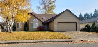 1130 SW Fleishauer Ln in McMinnville, OR - Building Photo