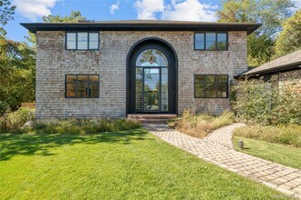 15 Atterbury Rd in Southampton, NY - Building Photo - Building Photo