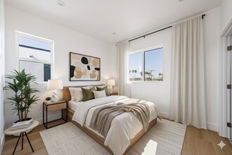 13461 Beach Ave in Marina Del Rey, CA - Foto de edificio - Building Photo