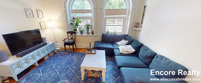 1583 Beacon St, Unit 1 in Brookline, MA - Building Photo - Building Photo