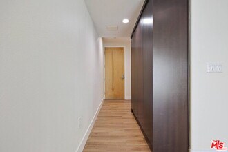 5232 Satsuma Ave-Unit -204 in Los Angeles, CA - Building Photo - Building Photo