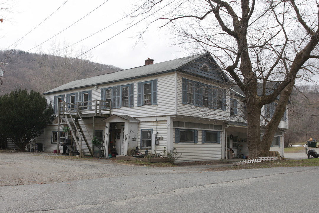 102 E Main St in Stockbridge, MA - Building Photo