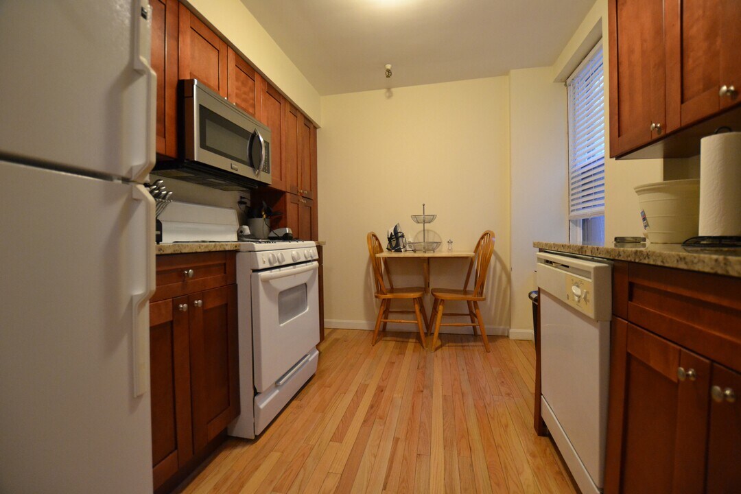 2009 Commonwealth Ave, Unit 24 in Boston, MA - Building Photo