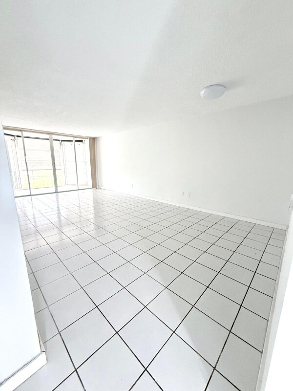 1601 NE 191st St in North Miami Beach, FL - Foto de edificio - Building Photo