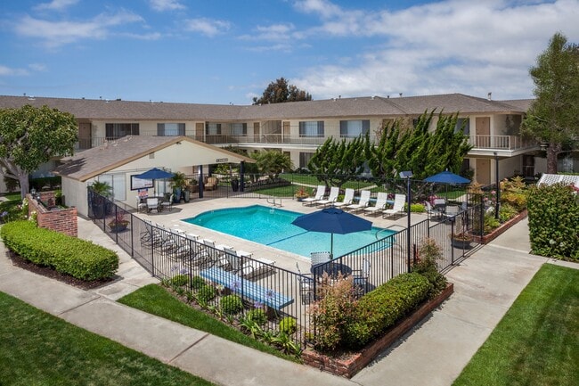 Cambridge Apartments in Huntington Beach, CA - Foto de edificio - Building Photo
