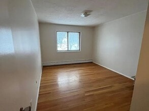 61 Vandenburgh Ave, Unit 11 in Troy, NY - Foto de edificio - Building Photo