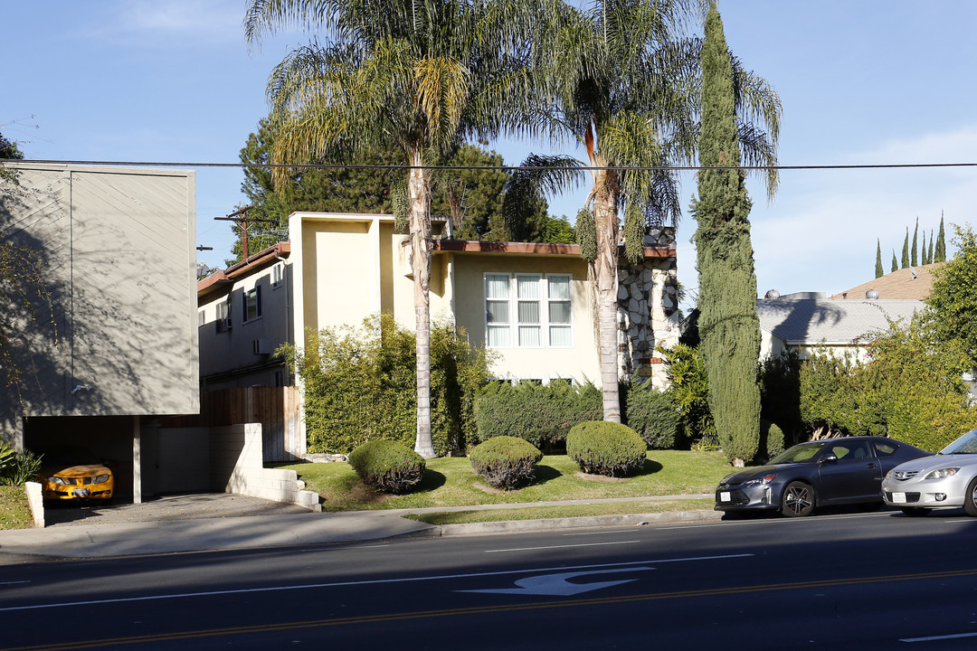 13847 Burbank Blvd in Van Nuys, CA - Building Photo