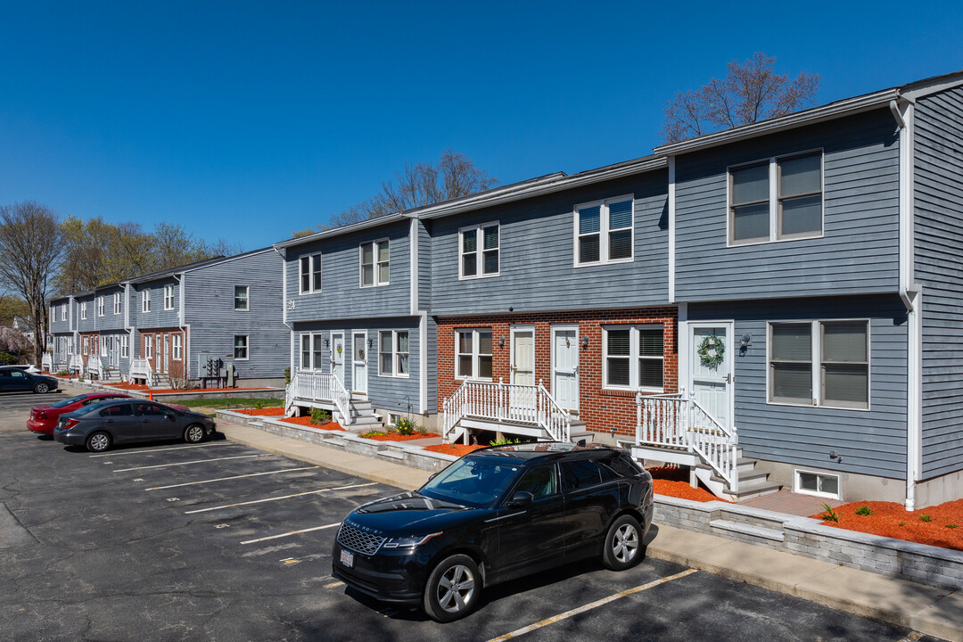 Cherry Blossom Condominiums in Attleboro, MA - Foto de edificio