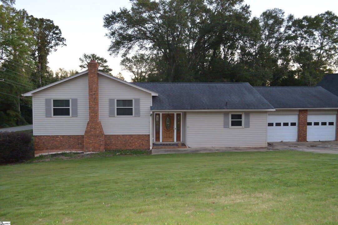 101 Lakeforest Dr in Greer, SC - Foto de edificio