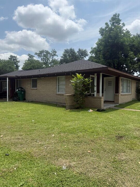 1731 Pasadena Blvd in Pasadena, TX - Building Photo