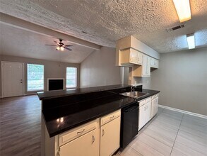 203 Woodvale St in Houston, TX - Building Photo - Building Photo