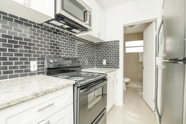 1046 Foster Rd, Unit #1 in Hallandale Beach, FL - Building Photo - Building Photo