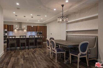 460 N Palm Dr in Beverly Hills, CA - Building Photo - Building Photo
