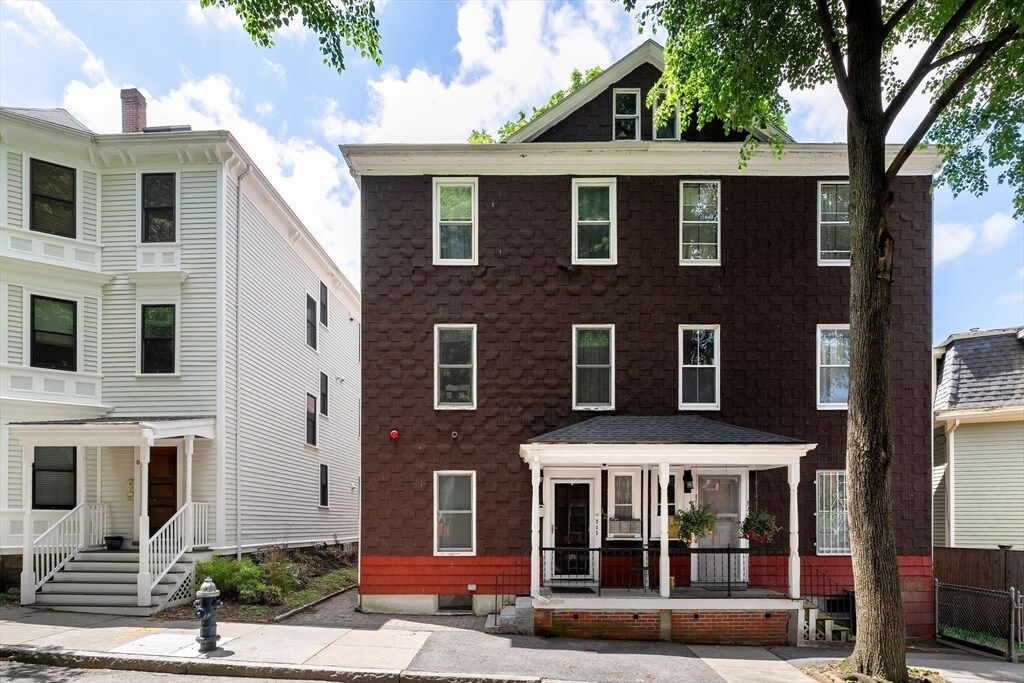 12 Perry St in Brookline, MA - Foto de edificio