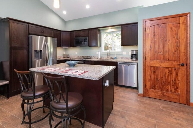 9228 Big Laurel Rd in Marshall, NC - Building Photo - Building Photo