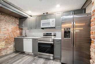 275 N Logan St, Unit Garden Apt in Denver, CO - Building Photo - Building Photo