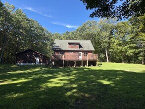 48 Atwell Rd in Porter Corners, NY - Foto de edificio - Building Photo