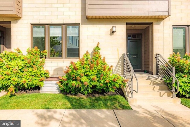 1009 Lakeview Ct
