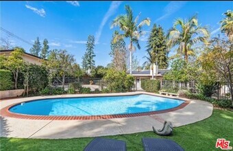 24316 Burbank Blvd in Los Angeles, CA - Foto de edificio - Building Photo