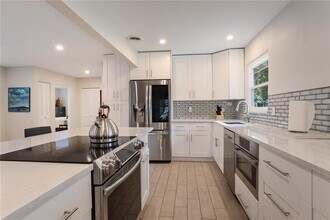 2266 Clematis St in Sarasota, FL - Building Photo - Building Photo