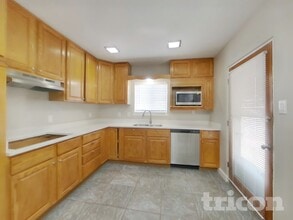 10301 Sorrills Creek Ln in Raleigh, NC - Foto de edificio - Building Photo