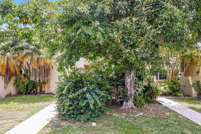 property at 14277 N Kendale Lakes Cir