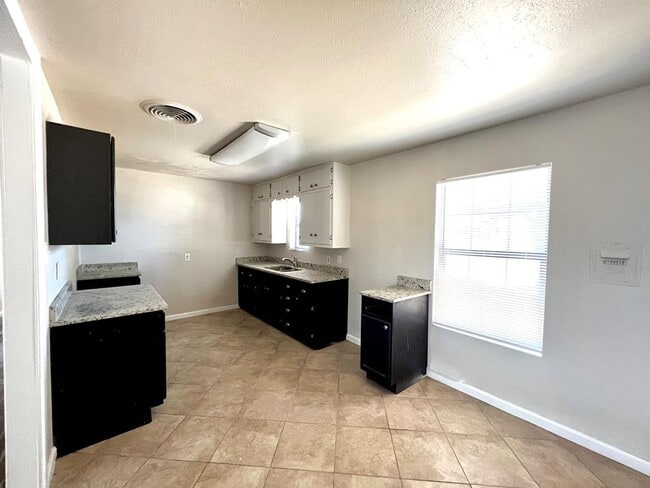 5403 McKnight Dr in Odessa, TX - Building Photo - Building Photo