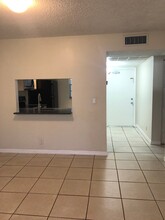 9480 Poinciana Pl, Unit 103 in Davie, FL - Building Photo - Building Photo