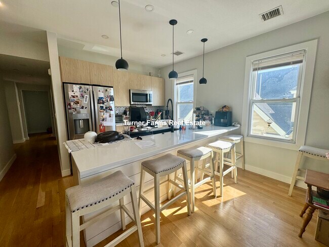 7 Wenham St, Unit 3 in Boston, MA - Building Photo - Building Photo
